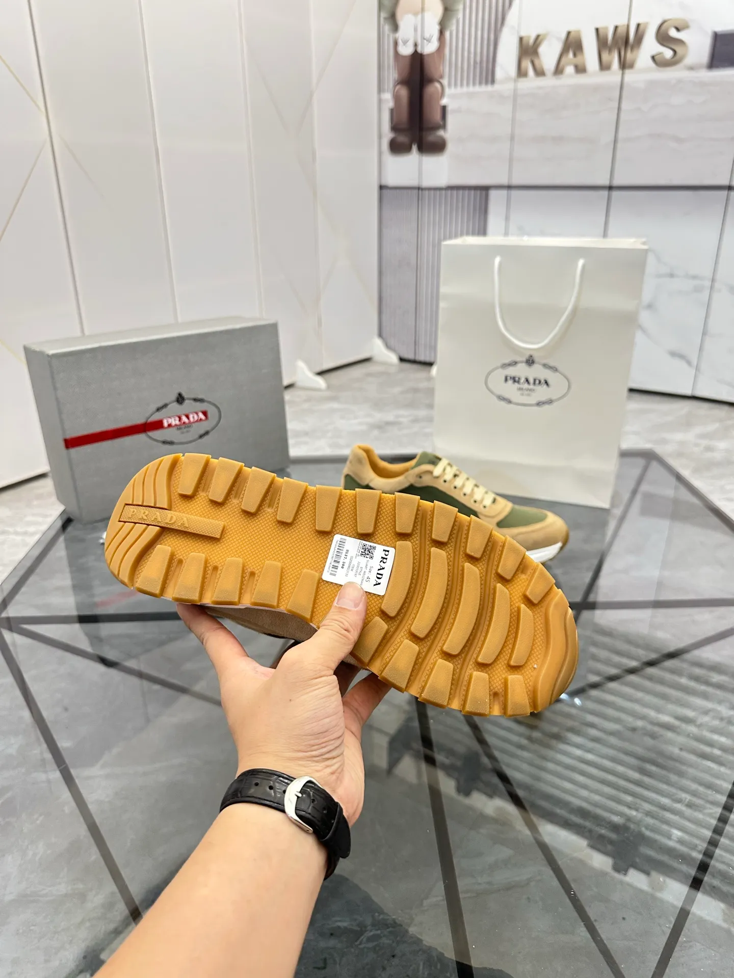 Men's shoes for sale 💰: 💰P580¥ High-end top quality Product trademark: Prada *"Prada*" low-top casual shoes Regular size: 38-45 (can be customized to 46) Product materials: imported upper layer of high mercerized nubuck leather spliced ​​with breathable mesh, water-dyed cowhide lining, cowhide feet, original ultra-light foam outsole. No.: 001